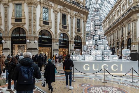 galleria milano albero gucci|La Maison svela l’albero delle feste nella storica Galleria Vittorio .